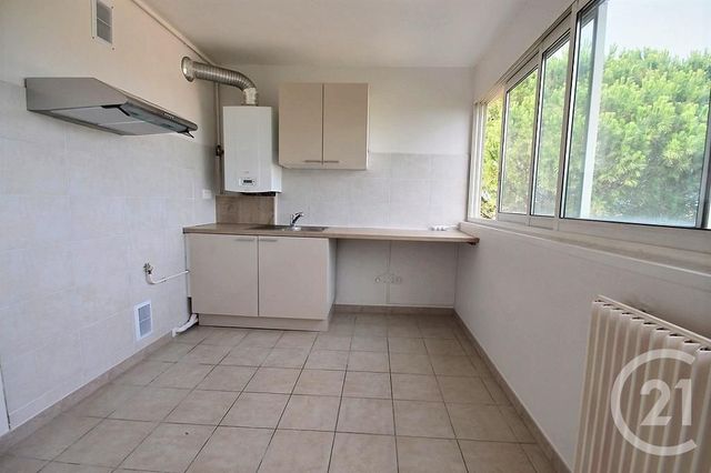 Appartement à louer - 4 pièces - 73.74 m2 - VILLENEUVE LES AVIGNON - 30 - LANGUEDOC-ROUSSILLON - Century 21 Saint Marc Immobilier