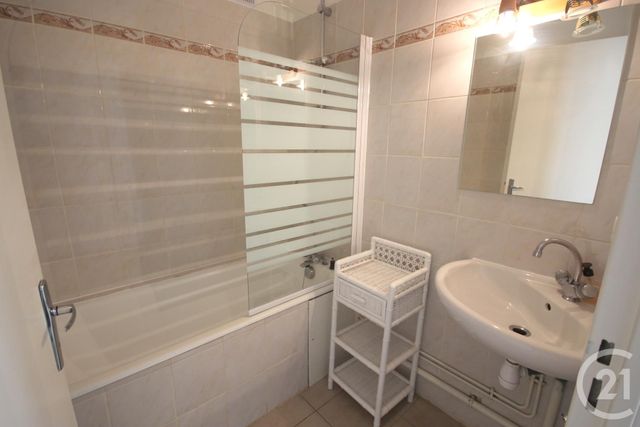 Appartement à louer - 4 pièces - 73.74 m2 - VILLENEUVE LES AVIGNON - 30 - LANGUEDOC-ROUSSILLON - Century 21 Saint Marc Immobilier